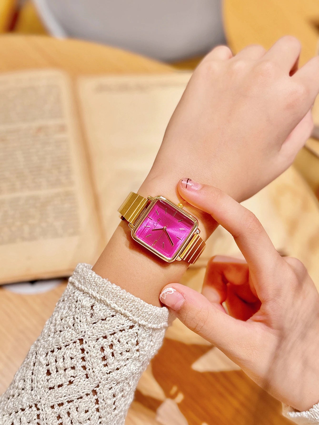 1 peça de ouro retro simples e elegante relógio feminino pulseira de aço inoxidável relógio de quartzo mostrador quadrado moda casual à prova dwaterproof água relógio feminino adequado para uso diário jantar e outras